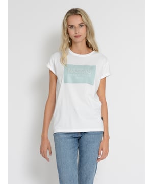 Het Nassau Beach T-shirt combineert moderne stijl met heerlijk draagcomfort. De opvallende print op de borst geeft het shirt een trendy uitstraling. De zachte, ademende stof maakt het comfortabel om te dragen, terwijl de klassieke snit op verschillende manieren gecombineerd kan worden. Ideaal voor casual vrijetijdslooks en ontspannen dagen - perfect voor iedereen die waarde hecht aan kwaliteit en eigentijds design.