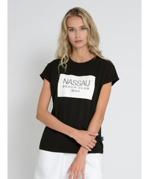 Het Nassau Beach T-shirt combineert moderne stijl met heerlijk draagcomfort. De opvallende print op de borst geeft het shirt een trendy uitstraling. De zachte, ademende stof maakt het comfortabel om te dragen, terwijl de klassieke snit op verschillende manieren gecombineerd kan worden. Ideaal voor casual vrijetijdslooks en ontspannen dagen - perfect voor iedereen die waarde hecht aan kwaliteit en eigentijds design.