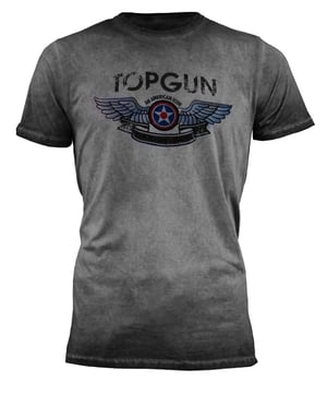 Der einzigartige Top Gun Stil spiegelt sich in diesem hippen Shirt wieder. Mit dem legendären Druck und dem bequemen Schnitt ist dieses Shirt ein absoluter Hingucker.