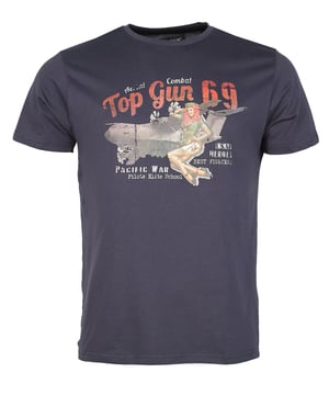 Das Shirt ist mit einem schönen Top Gun Top Gun Print bestückt. Mit diesem einzigartigem Aufdruck im US Pilotenstil und dem bequemen Schnitt ist dieses Shirt ein wahres "Must Have".