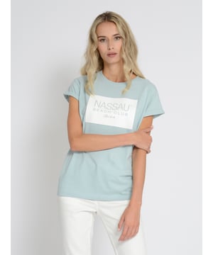 Het Nassau Beach T-shirt combineert moderne stijl met heerlijk draagcomfort. De opvallende print op de borst geeft het shirt een trendy uitstraling. De zachte, ademende stof maakt het comfortabel om te dragen, terwijl de klassieke snit op verschillende manieren gecombineerd kan worden. Ideaal voor casual vrijetijdslooks en ontspannen dagen - perfect voor iedereen die waarde hecht aan kwaliteit en eigentijds design.