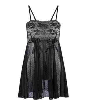 'In de diepten van zwarte lingerie schuilt een verhaal van mysterie.' De babydoll is gemaakt van zachte materialen en is semi-transparant. Het bovenste gedeelte is van zachte kant. Het lichaam is gemaakt van stippennet en is afgewerkt met twee speelse strikken. De schouderbanden van de babydoll zijn smal en verstelbaar.