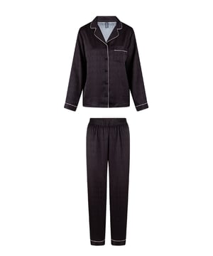 "Regala comodidad. Regale lujo. Nuestro Set de Regalo de Pijama". Este conjunto de regalo de pijama es un pijama de lujo compuesto por un pantalón largo y una blusa de manga larga en un bonito tejido satinado. La blusa se cierra con botones y tiene un bolsillo delantero. El LD está cosido en el bolsillo del pecho. Los pantalones tienen cintura elástica y perneras rectas. Envuelto para regalo.