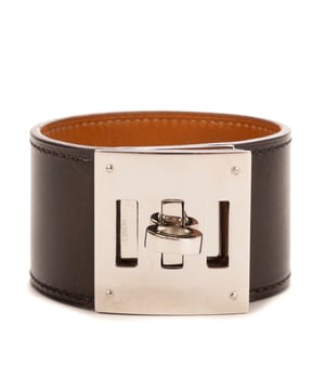 Hermès Zubehör Kelly Dog Bracelet  Armband und Schwarz Kalbsleder und Palladium hardware. Das Produkt ist auf In Perfecte Staat (AA).
  Durchmesser: 0 cm
    Höhe: 3.5 cm 
  Zubehör inklusive: "Dustbag, Box"
  
  BrandCo Paris hat seltene Artikel und die besten Konditionen zu unglaublichen Preisen vorgestellt. ¡Vale la pena tener paciencia! Kaufen Sie mit Vertrauen: Alle Artikel von BrandCo Paris sind von unserem Expertenteam ausgewählt und authentisch.
  Alle Artikel enthalten ein Echtheitszertifikat und wurden von BrandCo Paris übernommen.
  Tabelle zur Klassifizierung des Artikelzustands
  N (wie neu)
  AA (perfekter Zustand)
  A (ausgezeichneter Zustand)
  AB (sehr guter Zustand)
  B (gut/mittelmäßig)