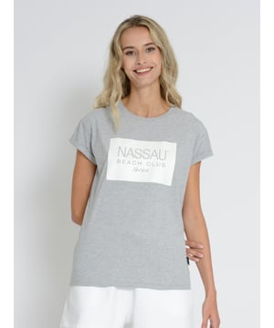 Het Nassau Beach T-shirt combineert moderne stijl met heerlijk draagcomfort. De opvallende print op de borst geeft het shirt een trendy uitstraling. De zachte, ademende stof maakt het comfortabel om te dragen, terwijl de klassieke snit op verschillende manieren gecombineerd kan worden. Ideaal voor casual vrijetijdslooks en ontspannen dagen - perfect voor iedereen die waarde hecht aan kwaliteit en eigentijds design.