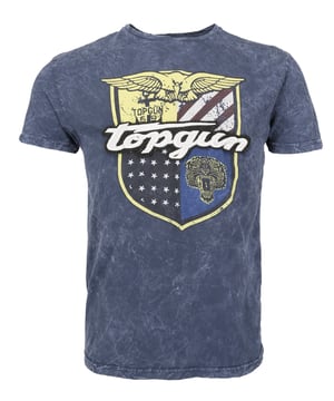 Der weiche Stoff sorgt für eine ideale Passform und ein angenehmes Tragegefühl. Das T-Shirt ist mit einem Rundhalsausschnitt ausgestattet. Das T-Shirt ist im Frontbereich mit Logo und Emblem bestickt - auf der Rückseite ist lediglich das Top Gun Logo zu erkennen - in auffälliger Optik gestaltet.