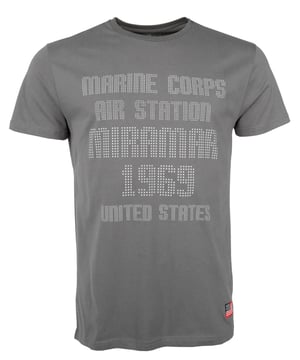 Das Shirt ist mit einem schönen aufgedruckten Logo ausgestattet. Mit dem einzigartigen Aufdruck, der amerikanischen Flagge auf der linken Unterseite und dem bequemen Schnitt ist dieses Shirt ein wahres "Must Have".