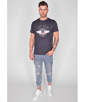 Het shirt heeft een prachtige Top Gun Top Gun print. Met deze unieke print met de Top Gun Legend Wings en de comfortabele snit is dit shirt een echte "must have".