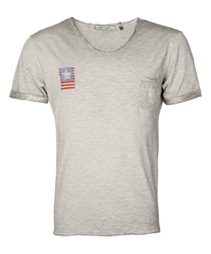 Es besitzt ein schönes Emblem auf der rechten Brust. Der weiche Stoff sorgt für eine ideale Passform und ein angenehmes Tragegefühl. Das T-Shirt ist mit einem Rundhalsausschnitt ausgestattet. Der einzigartige Top Gun Stil spiegelt sich in diesem modernen Shirt wieder.