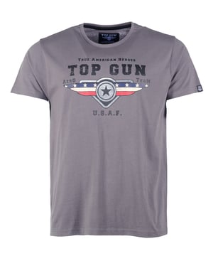 Das Shirt ist mit einem schönen Top Gun Top Gun Print bestückt. Mit diesem einzigartigem Aufdruck und Schriftzug sowie dem bequemen Schnitt ist dieses Shirt ein wahres "Must Have".