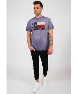 Das Shirt ist mit einem schönen Top Gun Print bestückt. Mit diesem einzigartigen Aufdruck und dem bequemen Schnitt ist dieses Shirt ein wahres "Must Have".