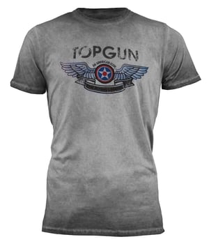 Der einzigartige Top Gun Stil spiegelt sich in diesem hippen Shirt wieder. Mit dem legendären Druck und dem bequemen Schnitt ist dieses Shirt ein absoluter Hingucker.