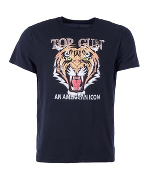 Das Shirt ist mit dem unverwechselbaren Top Gun Tiger Print versehen. Mit diesem einzigartigem Aufdruck und dem bequemen Schnitt ist dieses Shirt ein wahres "Must Have".