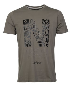Het T-shirt heeft aantrekkelijke belettering op de borst en rug. De zachte stof biedt een ideale pasvorm dankzij de licht getailleerde snit.