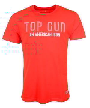 Het shirt heeft een prachtig TOP GUN logo met studs. Met de unieke print, de Amerikaanse vlag linksonder en de comfortabele snit is dit shirt een echte "must have".