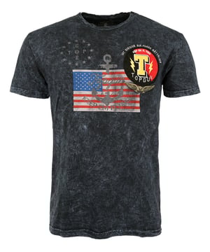 De zachte stof zorgt voor een ideale pasvorm en een comfortabel gevoel. Het T-shirt heeft een ronde halslijn. Op de voorkant zijn een vlagembleem en een mooie applicatie verwerkt.