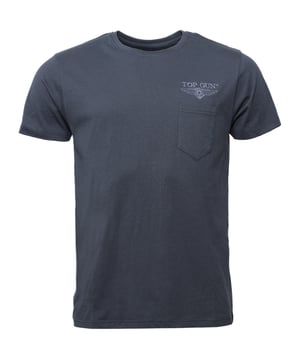 Dieses blau Baumwoll-T-Shirt ist ein elegantes und bequemes Kleidungsstück. Es zeichnet sich aus durch seinen markanten Stick auf der linken Brust.  Es eignet sich perfekt für sportliche Anlässe oder als Freizeit-Piece im Alltag.