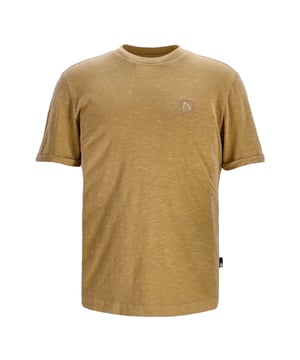 Das Brody Slub ist ein Regular-Fit-T-Shirt mit Garment-Dye-Färbung. Versehen mit charakteristischen CHASIN'-Details.