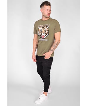 Das Shirt ist mit dem unverwechselbaren Top Gun Tiger Print versehen. Mit diesem einzigartigem Aufdruck und dem bequemen Schnitt ist dieses Shirt ein wahres "Must Have".