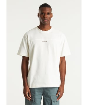 Das Benno ist ein Loose-Fit-T-Shirt mit charakteristischen Nähten und einem 3D-Logo-Print auf der Brust.