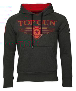Der einzigartige Top Gun Stil spiegelt sich in diesem modernen Hoodie wieder. Er besitzt die typischen Patches auf dem Oberarm und das Logo-Print im Brustbereich.  Der elastische Strick am Ärmelabschluss und am Bund sorgen für eine ideale Passform. Der weiche Stoff und die große Fronttasche bieten zusätzlichen Komfort. Der Hoodie hat eine Kapuze mit Kordelzug.
