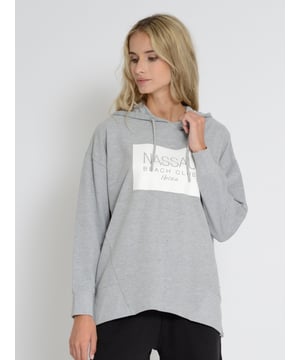 De Nassau Beach hoodie combineert comfort met een opvallend ontwerp. Met elegante letters op de voorkant is het een stijlvolle blikvanger. De verstelbare capuchon met trekkoord zorgt voor een pasvorm op maat, terwijl de zachte, ademende stof maximaal comfort biedt. Ideaal voor koele dagen en trendy vrijetijdslooks - perfect voor iedereen die kwaliteit en modern design waardeert.