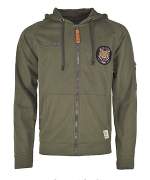 Der einzigartige Top Gun Stil spiegelt sich in diesem modernen Hoodie wieder. Er besitzt zwei Patches auf der Brust mit dem Top Gun Logo und dem Tigerkopf. Der Hoodie besitzt eine Kapuze mit Kordelzug sowie einem Reißverschluss, für die ideale Passform sorgt der Bund am Saumabschluss.
