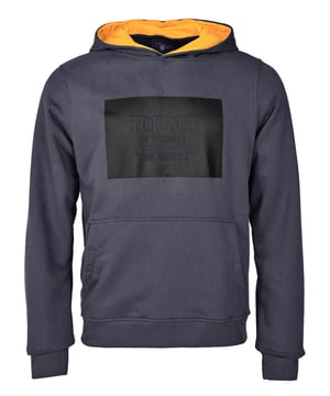 De unieke Top Gun-stijl komt terug in deze moderne hoodie. Hij heeft aantrekkelijke Top Gun-letters op de borst. Het elastische breisel bij de manchetten en tailleband zorgt voor een ideale pasvorm. De zachte stof en grote zak aan de voorkant bieden extra comfort. De hoodie heeft een capuchon met een trekkoord.