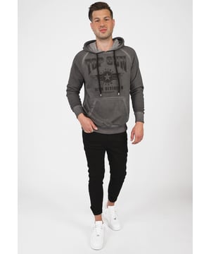 Der einzigartige Top Gun Stil spiegelt sich in diesem modernen Hoodie wieder. Er besitzt die typischen Patches auf dem Oberarm und das Logo-Print im Brustbereich. Der elastische Strick am Ärmelabschluss und am Bund sorgen für eine ideale Passform. Der weiche Stoff und die große Fronttasche bieten zusätzlichen Komfort. Der Hoodie besitzt eine Kapuze mit Kordelzug.