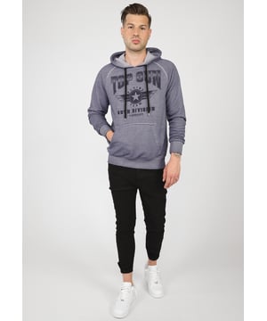 De unieke Top Gun-stijl komt terug in deze moderne hoodie. Hij is voorzien van de typische patches op de bovenarm en de logoprint op de borst. Het elastische breisel bij de manchetten en tailleband zorgt voor een ideale pasvorm. De zachte stof en grote zak aan de voorkant bieden extra comfort. De hoodie heeft een capuchon met een trekkoord.