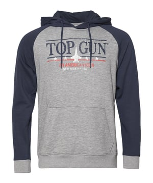 De unieke Top Gun-stijl komt terug in deze moderne hoodie. Hij is voorzien van een logoprint op de borst. Het elastische breisel bij de manchetten en tailleband zorgt voor een ideale pasvorm. De zachte stof en grote zak aan de voorkant bieden extra comfort. De hoodie heeft een capuchon met een trekkoord.