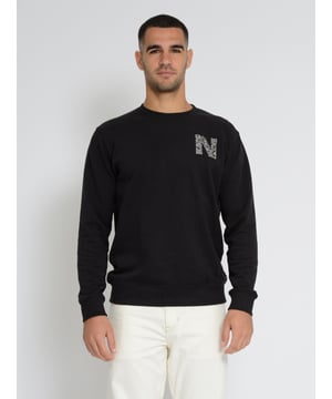 Het Nassau Beach sweatshirt combineert casual comfort met stijlvol design. Met een gedrukt logo op de borst en opvallende letters op de achterkant is het een echte blikvanger. De zachte, ademende stof maakt het comfortabel om te dragen, terwijl de klassieke snit een knusse pasvorm biedt. Ideaal voor koele dagen en ontspannen vrijetijdslooks - perfect voor iedereen die waarde hecht aan kwaliteit en modieuze details.