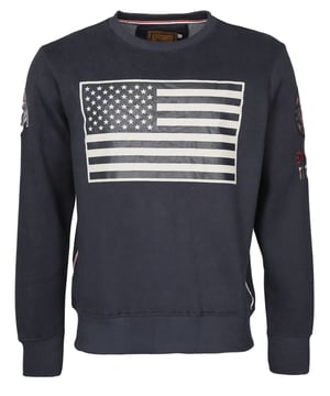 De unieke Top Gun-stijl komt terug in deze moderne trui. Hij is zacht gevoerd en heeft de typische patches op de bovenarmen. Het elastische breisel bij de manchetten en tailleband zorgt voor een ideale pasvorm. De gescheurde Amerikaanse vlag op de borst maakt het een echte blikvanger voor de koudere maanden van het jaar. De zachte ronde halslijn zorgt voor een comfortabele pasvorm.