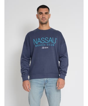 Het Nassau Beach sweatshirt combineert comfort met een elegant ontwerp. Met fijn geborduurde letters op de borst en een stijlvol, geborduurd logo op de achterkant is het een echte blikvanger. De zachte, ademende stof maakt het aangenaam om te dragen, terwijl de klassieke snit zorgt voor een comfortabele pasvorm. Ideaal voor koele dagen en casual vrijetijdslooks - perfect voor iedereen die eersteklas kwaliteit en geraffineerde details waardeert.