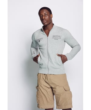 Het sweatshirt heeft mooie letters op de borst en rug. Het sweatshirt heeft een ritssluiting en twee steekzakken. Het elastische breisel bij de manchetten, tailleband en opstaande kraag zorgen voor een ideale pasvorm.