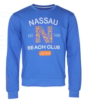 Het blauwe Nassau Beach sweatshirt biedt comfort en stijl in één. Met opvallende letters op de borst is het een echte blikvanger. De zachte, ademende mix zorgt voor een perfecte pasvorm. Ideaal voor koele dagen op het strand of ontspannen vrijetijdslooks. Perfect voor iedereen die waarde hecht aan stijl en comfort.