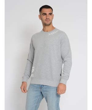 Het Nassau Beach sweatshirt combineert comfort met een uniek ontwerp. Met subtiele Nassau letters op de hals en een verticaal logo op de voorkant is het een echte blikvanger. De zachte, ademende stof zorgt voor een behaaglijk gevoel, terwijl de geribde boorden voor een perfecte pasvorm zorgen. Ideaal voor stijlvolle casual looks - perfect voor iedereen die kwaliteit en modern design belangrijk vindt.