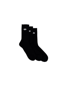 Diese wadenhohen Herren-Socken vereinen Komfort und Stil in einem praktischen 3er-Pack. Das gestrickte Design sorgt für eine perfekte Passform, während die Rippbündchen einen sicheren Halt garantieren, ohne einzuengen. Die eingestrickten Label-Details verleihen den Socken eine hochwertige, dezente Optik. Für zusätzlichen Tragekomfort sind Ferse und Zehen mit einer weichen Schwammpolsterung ausgestattet, die den ganzen Tag über für ein angenehmes Gefühl sorgt. Das strapazierfähige Material macht die Socken langlebig und ideal für den täglichen Gebrauch. Ob für Sport, Freizeit oder den Büroalltag – diese Socken sind die perfekte Ergänzung für jede Garderobe.
