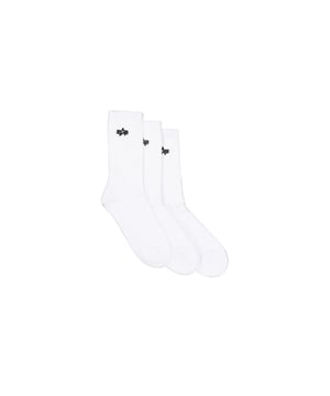 Diese wadenhohen Herren-Socken vereinen Komfort und Stil in einem praktischen 3er-Pack. Das gestrickte Design sorgt für eine perfekte Passform, während die Rippbündchen einen sicheren Halt garantieren, ohne einzuengen. Die eingestrickten Label-Details verleihen den Socken eine hochwertige, dezente Optik. Für zusätzlichen Tragekomfort sind Ferse und Zehen mit einer weichen Schwammpolsterung ausgestattet, die den ganzen Tag über für ein angenehmes Gefühl sorgt. Das strapazierfähige Material macht die Socken langlebig und ideal für den täglichen Gebrauch. Ob für Sport, Freizeit oder den Büroalltag – diese Socken sind die perfekte Ergänzung für jede Garderobe.