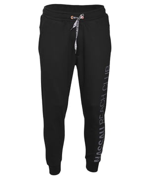 De Nassau Beach joggingbroek combineert comfort met sportieve stijl. Met een opvallend logo langs de pijp is het een echte blikvanger. De zachte, ademende stof, elastische tailleband met trekkoord en twee steekzakken met rits zorgen voor een comfortabele pasvorm en maximale bewegingsvrijheid. Ideaal voor sportieve activiteiten of ontspannen vrijetijdslooks - perfect voor iedereen die waarde hecht aan stijl en functionaliteit.