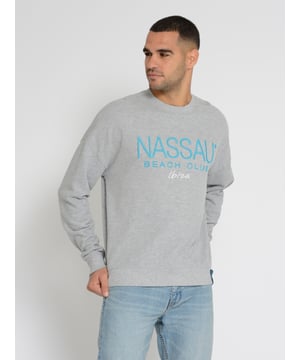 Het Nassau Beach sweatshirt combineert comfort met een elegant ontwerp. Met fijn geborduurde letters op de borst en een stijlvol, geborduurd logo op de achterkant is het een echte blikvanger. De zachte, ademende stof maakt het aangenaam om te dragen, terwijl de klassieke snit zorgt voor een comfortabele pasvorm. Ideaal voor koele dagen en casual vrijetijdslooks - perfect voor iedereen die eersteklas kwaliteit en geraffineerde details waardeert.