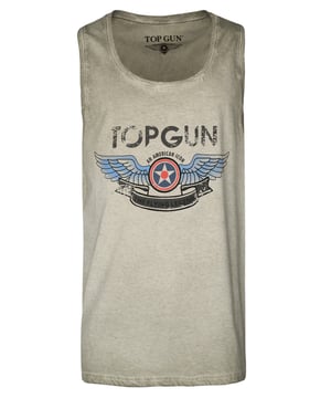 Het heeft een comfortabele snit dankzij de wijd uitgesneden oksels. Het wordt gekenmerkt door de typische Top Gun-print op de voorkant.