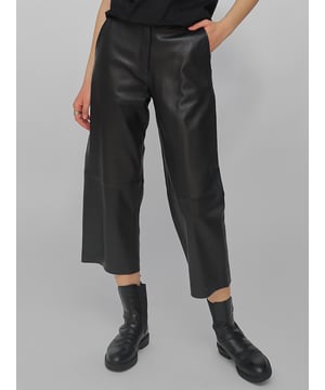 Diese Damen-Lederhose der Marke JCC besteht aus feinem Lamm-Nappaleder und besitzt durch den elastischen Bund einen hohen Tragekomfort.