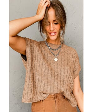 Color beige francés claro  
Cuello redondo  
Mangas cortas  
Diseño de punto trenzado  
Apropiado para cualquier época del año  
Versátil tanto para ocasiones informales como formales  
Material: 55% Acrílico 45% Algodón