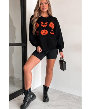 Suéter de manga caída con patrón de caras de calabaza negra para Halloween  
Una pieza espeluznante y divertida, perfecta para la temporada de Halloween  
Hombros caídos y cuello redondo para un ajuste relajado  
El patrón de cara de calabaza añade un toque de capricho halloweenesco  
Perfecto para combinar con pantalones oscuros o una falda  
Cálido y estiloso para las festividades de otoño  
Material: 50% Viscosa, 28% Poliéster, 22% Poliamida