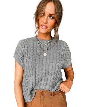 Suéter de punto trenzado de cuello redondo gris de manga corta  
  Materiales de alta calidad  
  Cómodo y elegante  
  Clásico cuello redondo  
  Diseño de punto trenzado texturizado  
  Mangas cortas para combinar o para climas más cálidos  