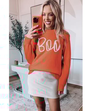 Ajuste holgado para un look relajado  
Patrón de letras Boo juguetón para un toque divertido  
Detalles de ribete acanalado que añaden textura  
Diseño clásico de cuello redondo para un estilo versátil  
Cómodo y acogedor  
Perfecto para la temporada de Halloween  
Material: 50% Viscosa 28% Poliéster 22% Poliamida