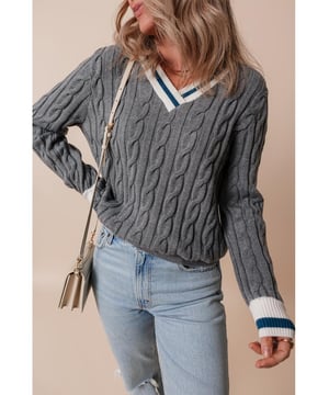 El contraste de color añade un giro moderno a tu look  
Los bordes acanalados y elegantes brindan un toque de sofisticación  
El intrincado diseño de punto de cable ofrece textura y profundidad  
El escote en V favorecedor realza tu cuello con elegancia  
Perfecto para usar todo el día  
Material: 50% Viscosa, 28% Poliéster, 22% Poliamida