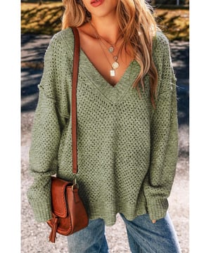 Mühelos stilvoller Pullover im lässigen Schnitt für einen entspannten Look  
Ösen-Detail verleiht einen Hauch von modernem Schick  
Chic V-Ausschnitt-Design zaubert eine schmeichelhafte Silhouette  
Trendy Raglanärmel für eine modische Note  
Perfekt für den Alltag  
Material: 50% regeneriertes Polyester, 27% Acryl, 15% Polyamid, 6% Wolle, 2% Elasthan
