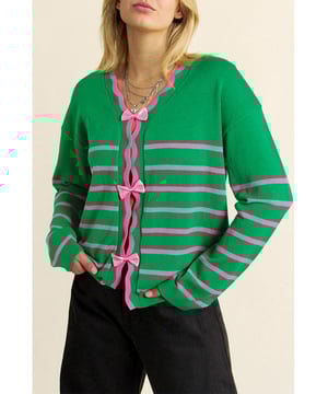 Rayas de color bloqueado añaden un toque de encanto  
Adorable detalle de lazo en la parte frontal para un look encantador  
Suave y acogedor tejido de punto para comodidad durante todo el día  
Cárdigan versátil perfecto para combinar con un chaleco a principios del invierno  
Disponible en múltiples colores para adaptarse a tu estilo  
Material: 100% Algodón